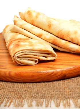 Lavaş, tortilla şal ekmek izole kesme tahtası 