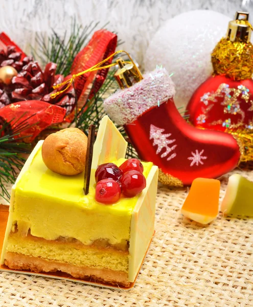 Christmas delicious yellow cake with cranberries on christmas ba — Stock Photo, Image