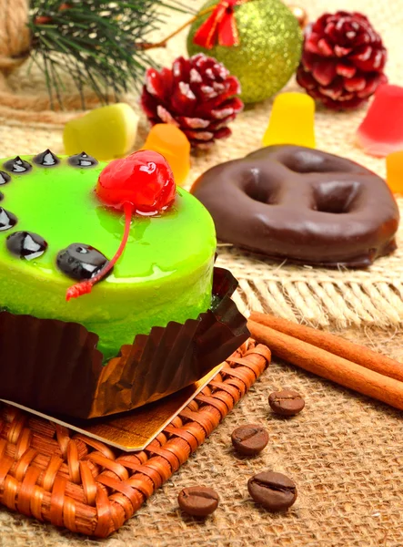 Natale deliziosa torta verde con bastoncini di ciliegia e cannella o — Foto Stock