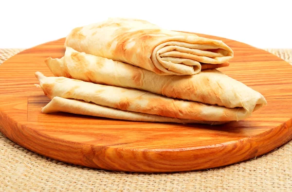 Lavaş, ekmek kesme tahtası üzerinde beyaz izole tortilla şal — Stok fotoğraf