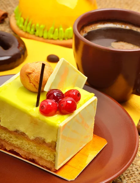 Délicieux gâteau jaune de Noël aux canneberges sur sauce céramique — Photo