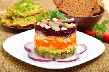 Rus geleneksel ringa balığı salatası ile pancar, havuç, yumurta