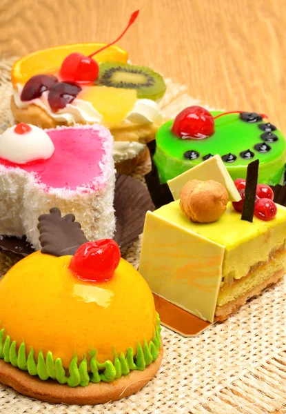 Asortyment pyszne ciasta, pasztety, tarty z owoce i krem — Zdjęcie stockowe
