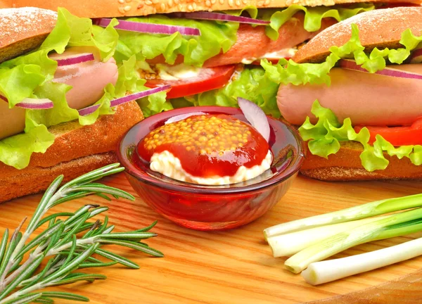 Sabrosos sándwiches frescos con lechuga verde, jamón, cebolla verde y —  Fotos de Stock