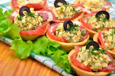 Tatil tartlets yumurta, jambon, zeytin ve yeşil lettuc ile doldurulmuş