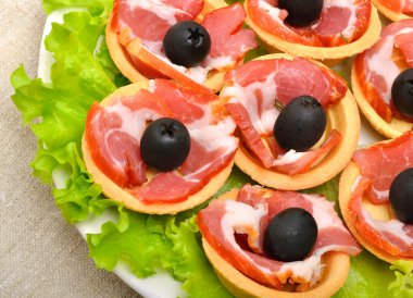 Tatil tartlets jambon, zeytin ve yeşil salata ile doldurulmuş 