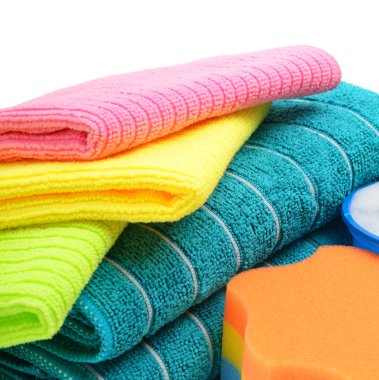 Renkli bezler mikrofiber ve üzerinde beyaz bir backgr izole havlu