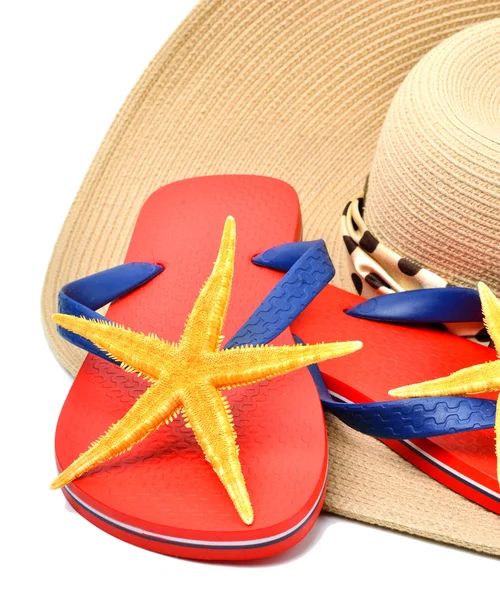 Chanclas rojas con estrellas de mar, gafas de sol e isola de concha —  Fotos de Stock