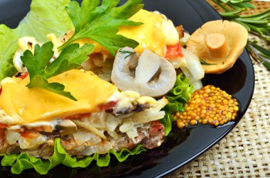 Peynir, mantar sebze ve rosmarin bla üzerinde pişmiş et