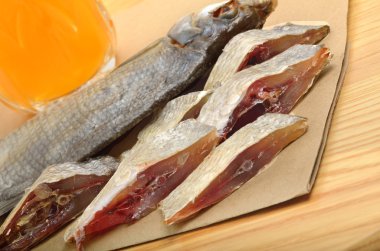 Kağıt üzerinde ahşap arka plan üzerinde çipura