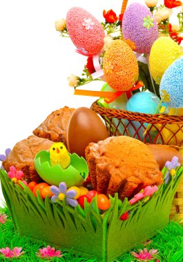Paskalya yumurtaları sepeti, çikolata yumurta ve muffins gra üzerinde