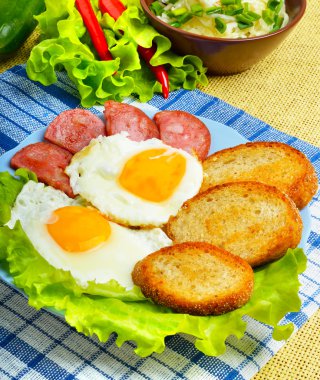 İngiliz kahvaltısı - sebze, pastırma, yumurta ve tost