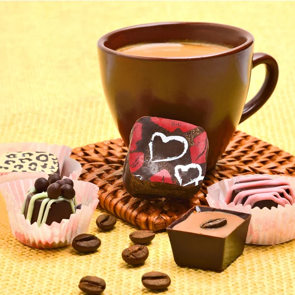 カプチーノ、チョコレートのお菓子やコーヒー豆のカップ — ストック写真