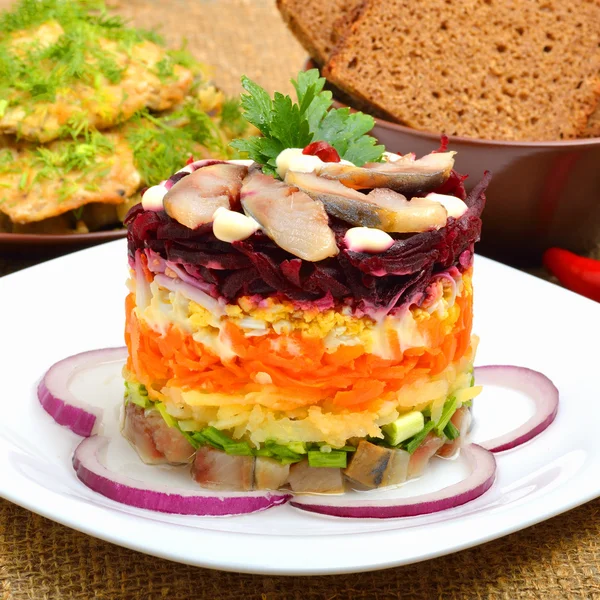 Русский традиционный салат из сельди со свеклой, морковью, яйцами — стоковое фото
