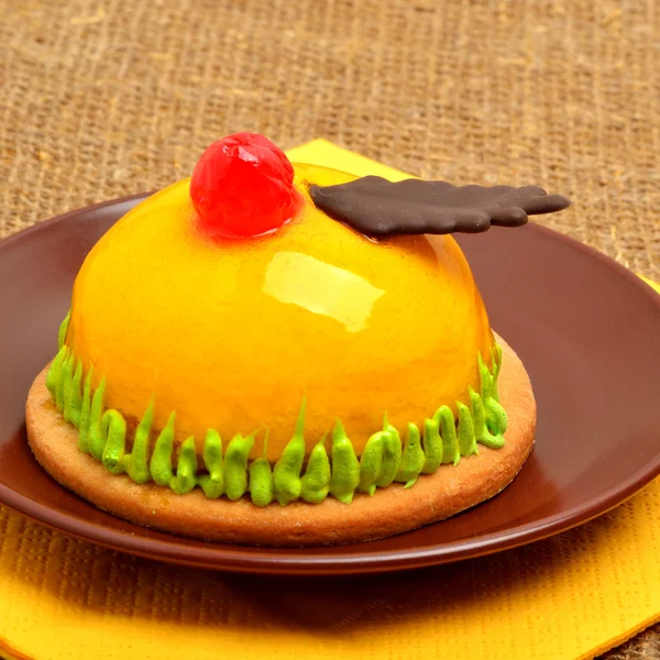 Boże Narodzenie pyszne ciasto żółte z wiśni na ceramiczne talerzyk na — Zdjęcie stockowe
