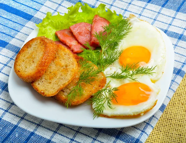 English breakfast - toast, egg, bacon and salad. — Stock Photo, Image