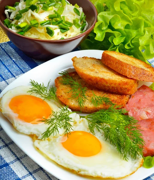 English breakfast - toast, egg, bacon and vegetables — Stock Photo, Image