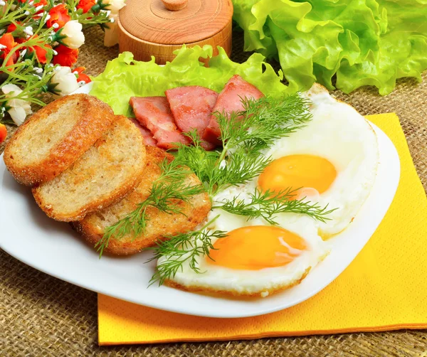 English breakfast - toast, egg, bacon and vegetables — Stock Photo, Image