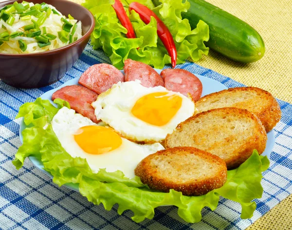 English breakfast - toast, egg, bacon and vegetables — Stock Photo, Image