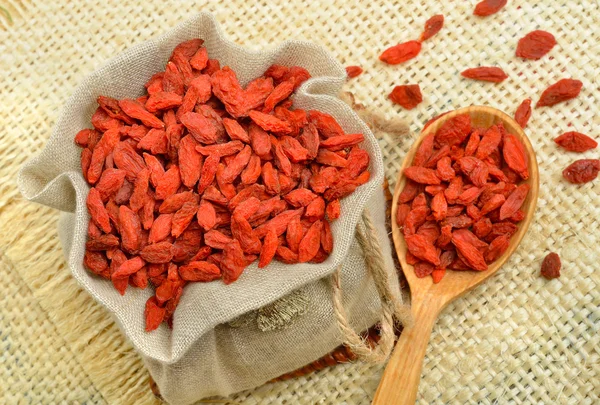 Baies de goji séchées (Lycium Barbarum - Wolfberry) dans un sac en toile de jute — Photo