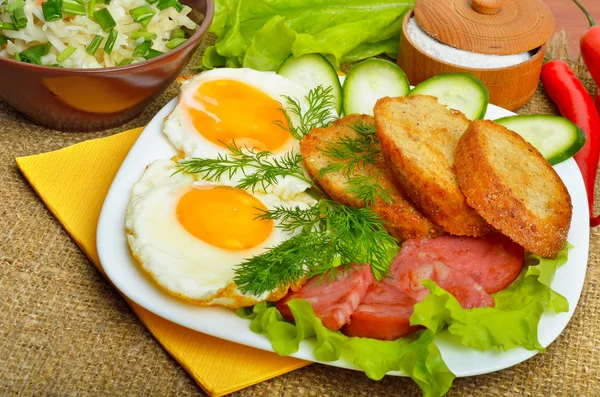 English breakfast - toast, egg, bacon and vegetables — Stock Photo, Image