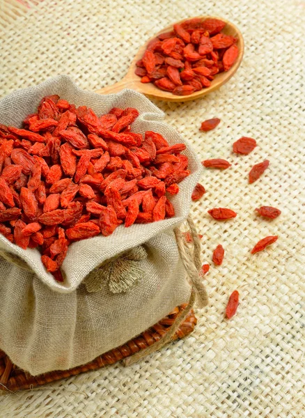 Baies de goji séchées (Lycium Barbarum - Wolfberry) dans un sac en toile de jute — Photo