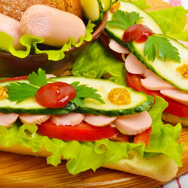 Gran bocadillo de baguette de comida rápida con lechuga, tomate —  Fotos de Stock