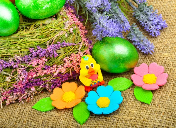 Easter marble green eggs with lavender an, flowers and chicken. — Stock Photo, Image