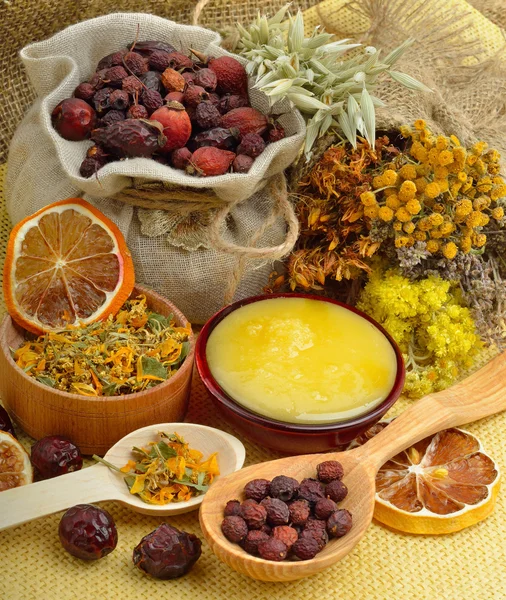 Fior di alendula, avena, fiore di immortelle, erba tanaceto, miele, w — Foto Stock