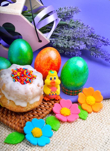 Easter green eggs with flowers, cake and chicken. — Stock Photo, Image