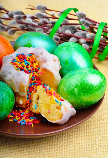 Easter eggs and cake on a plate — Stock Photo, Image