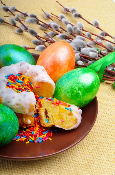 Easter eggs and cake on a plate — Stock Photo, Image