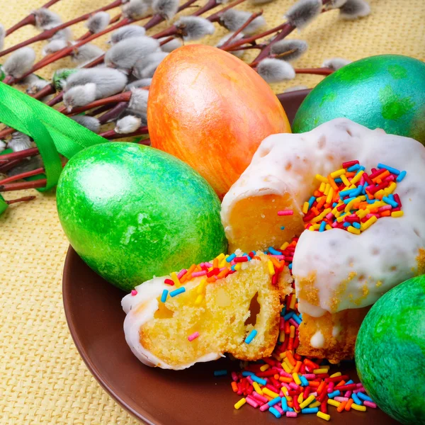 Velikonoční vajíčka a dort na talíři — Stock fotografie
