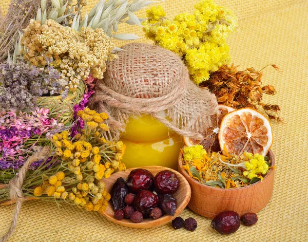 Medicinal herbs with honey — Stock Photo, Image