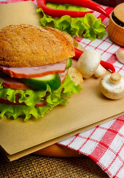 Sandwiches con jamón con pepino y lechuga verde —  Fotos de Stock