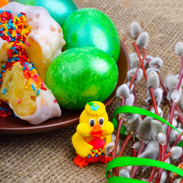 Easter eggs and cake on a plate — Stock Photo, Image