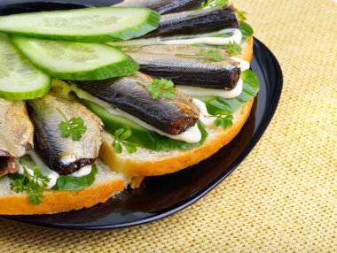 Hamsi ve yeşil salatalık sandviç