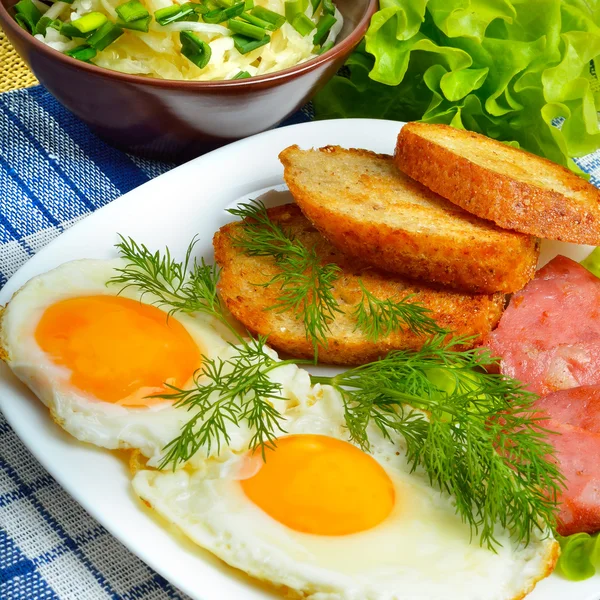 English breakfast - toast, egg, bacon and vegetables — Stock Photo, Image