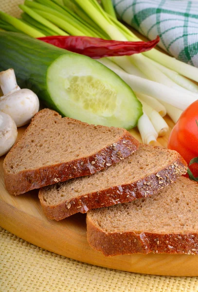 Verduras frescas con pan —  Fotos de Stock