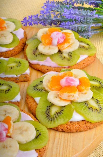 Фруктовый десерт с экзотическими фруктами и цветами лаванды — стоковое фото