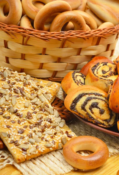 Rouleaux fraîchement cuits avec des graines de pavot sur une assiette — Photo