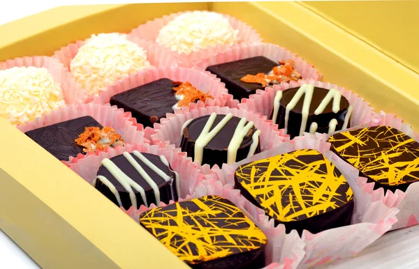 Асортимент шоколадних цукерок на бамбуковому килимку — стокове фото