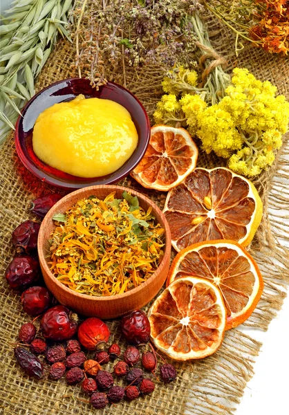 Fior di alendula, avena, fiore di immortelle, erba tanaceto, miele, w — Foto Stock