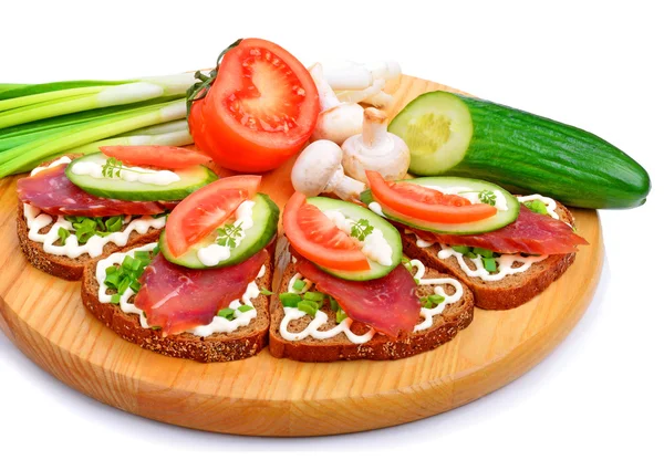 Sandwich con carne ahumada y verduras — Foto de Stock