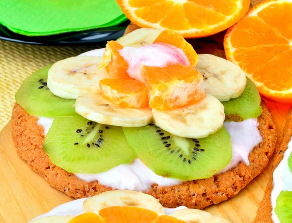 Postre de frutas con frutas exóticas y flores de lavanda en un bosque —  Fotos de Stock