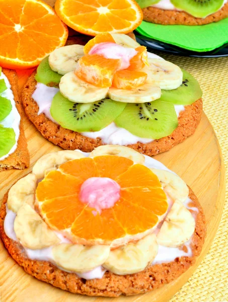 Фруктовий десерт з екзотичними фруктами та квітами лаванди на вугрі — стокове фото