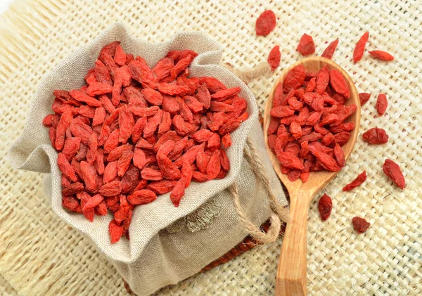 Baies de goji séchées (Lycium Barbarum - Wolfberry) dans un sac en toile de jute — Photo