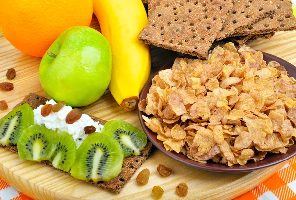 Gesunde Ernährung. frisches Obst, Cornflakes und trockene Brote mit Quark — Stockfoto