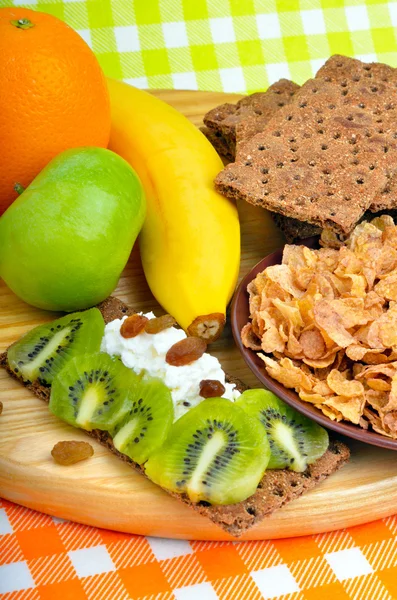 Gesunde Ernährung. frisches Obst, Cornflakes und trockene Brote mit Quark — Stockfoto