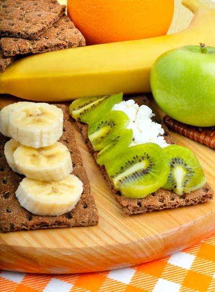 Gesunde Ernährung. frisches Obst und trockene Brote auf einem hölzernen Backblech — Stockfoto